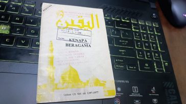 Kenapa Beragama diterbitkan oleh Pusat Penyelidikan Islam, Jabatan Perdana Menteri Malaysia, KL.
